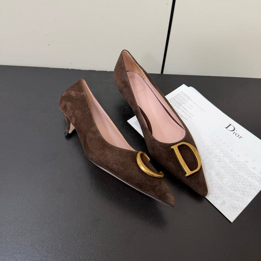 DIOR 26S ГОСТРОНОСІ ТУФЛІ НА ВИСОКИХ ПІДБОРАХ 35 ММ З ТЕМНО-КОРИЧНЕВОЇ ЗАМШІ З ЗОЛОТОЮ ФУРНІТУРОЮ