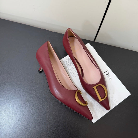 ГОСТРОНОСІ ТУФЛІ-ЧОВНИКИ DIOR 26S НА ПІДБОРАХ 35 ММ З ТЕМНО-ЧЕРВОНОЇ ТЕЛЯЧОЇ ШКІРИ ІЗ ЗОЛОТОЮ ФУРНІТУРОЮ