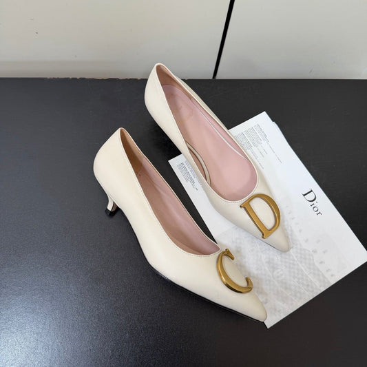 ГОСТРОНОСІ ТУФЛІ-ЧОВНИКИ DIOR 26S НА ПІДБОРАХ 35 ММ З ТЕЛЯЧОЇ ШКІРИ КРЕМОВО-БІЛОГО КОЛЬОРУ ІЗ ЗОЛОТИСТОЮ ФУРНІТУРОЮ
