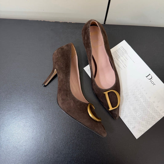 DIOR 26S ГОСТРОНОСІ ТУФЛІ НА ВИСОКИХ ПІДБОРАХ 70 ММ З ТЕМНО-КОРИЧНЕВОЇ ЗАМШІ З ЗОЛОТОЮ ФУРНІТУРОЮ