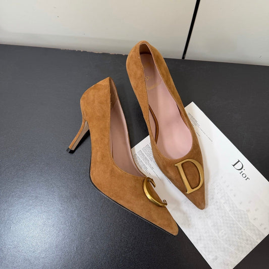 ГОСТРОНОСІ ТУФЛІ-ЧОВНИКИ DIOR 26S НА ПІДБОРАХ 70 ММ З КОРИЧНЕВО-РУДОЇ ЗАМШІ З ФУРНІТУРОЮ ЗІ ЗОЛОТА