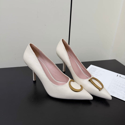 ЖІНОЧІ ТУФЛІ-ЧОВНИКИ DIOR 26S З ЗАГОСТРЕНИМ НОСОМ, 70 ММ, З ТЕЛЯЧОЇ ШКІРИ КРЕМОВО-БІЛОГО КОЛЬОРУ ТА ФУРНІТУРОЮ ЗІ ЗОЛОТИМ ПОКРИТТЯМ