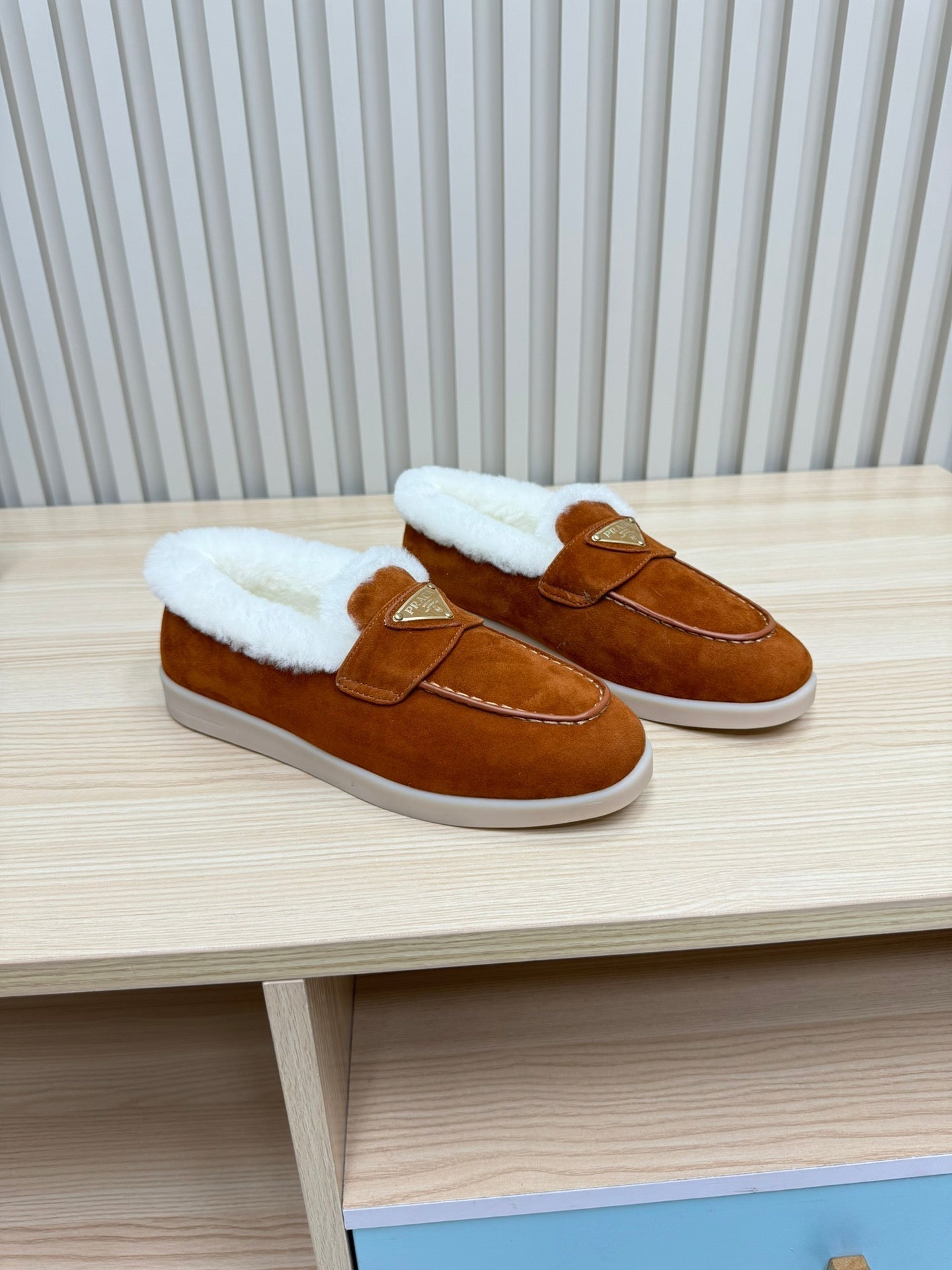LOAFER IN RED BROWN SUEDE AND FUR LINING ATTACHED TRIANGLE LOGO - 35