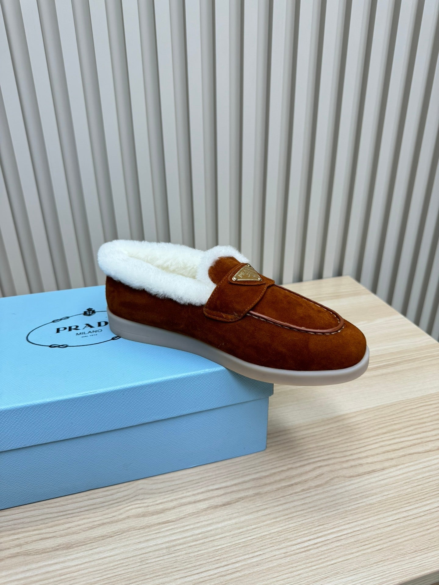 LOAFER IN RED BROWN SUEDE AND FUR LINING ATTACHED TRIANGLE LOGO - 35