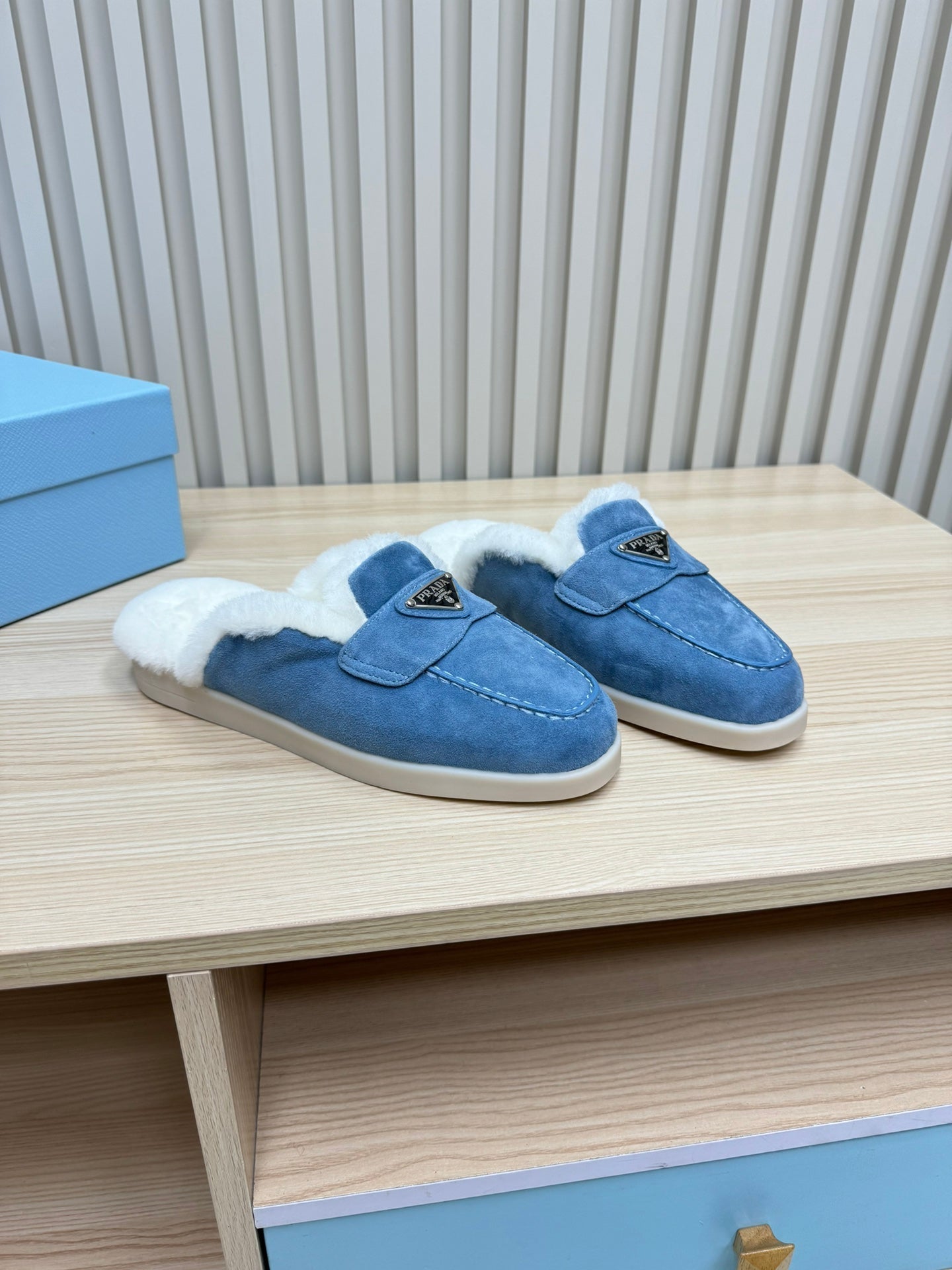 TRIANGLE LOGO FLATS IN AZURE BLUE SUEDE AND FUR LINING - 35