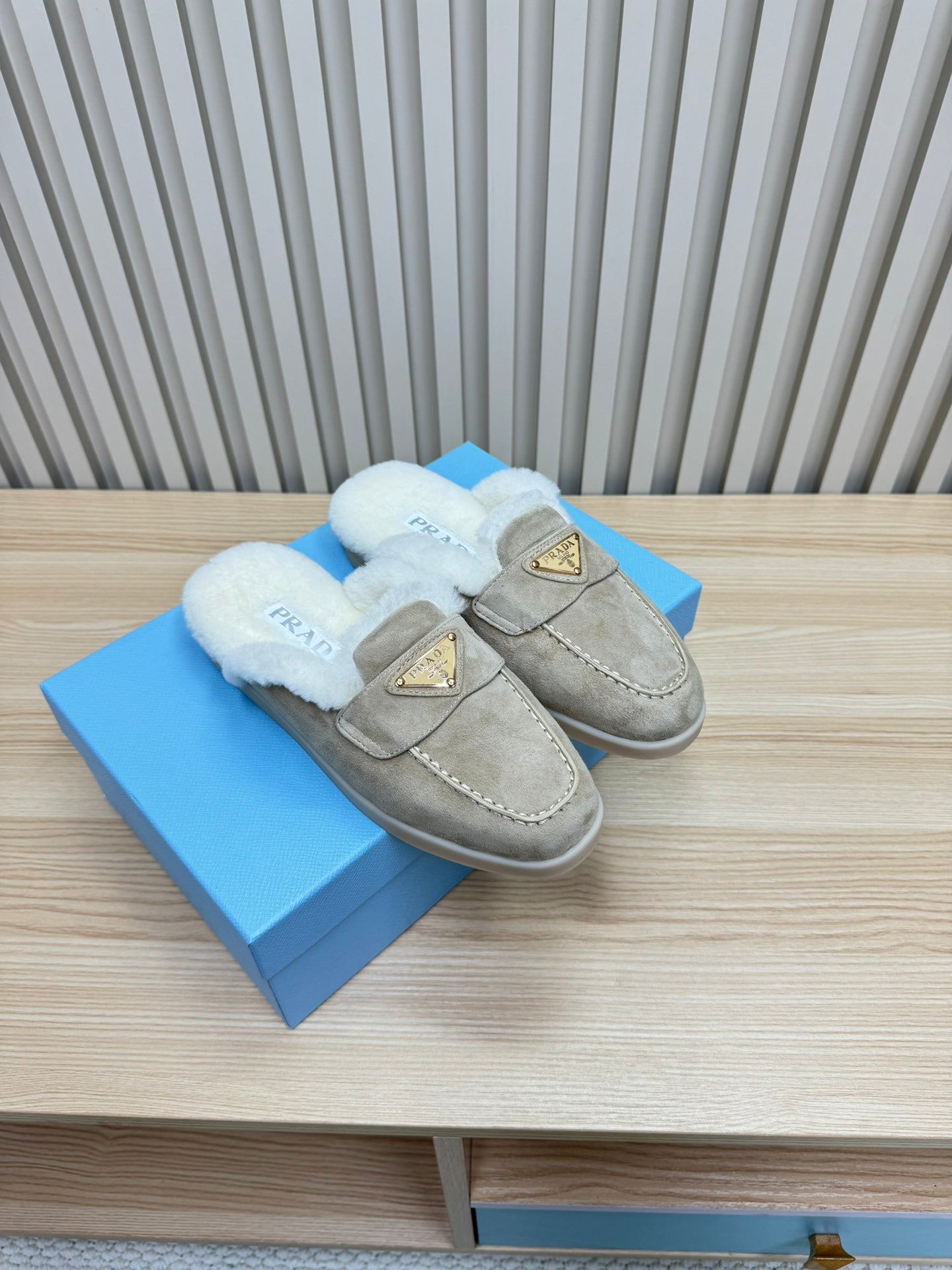 TRIANGLE LOGO FLATS IN KHAKI BEIGE SUEDE AND FUR LINING - 35