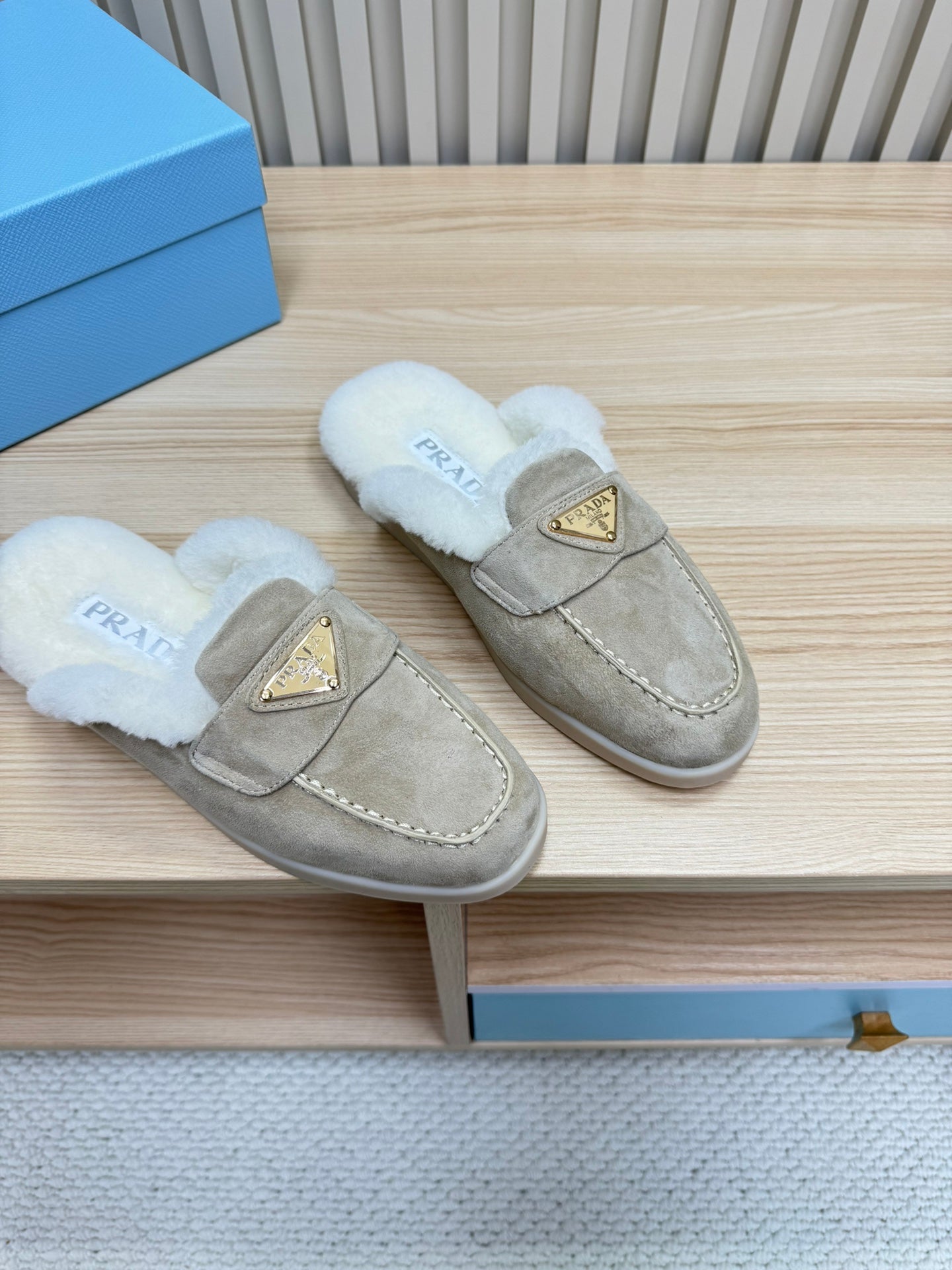 TRIANGLE LOGO FLATS IN KHAKI BEIGE SUEDE AND FUR LINING - 35