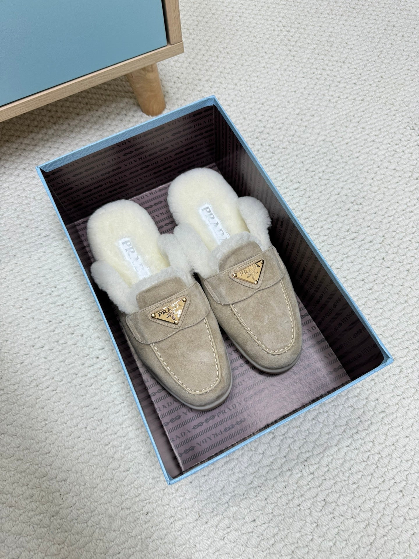 TRIANGLE LOGO FLATS IN KHAKI BEIGE SUEDE AND FUR LINING - 35