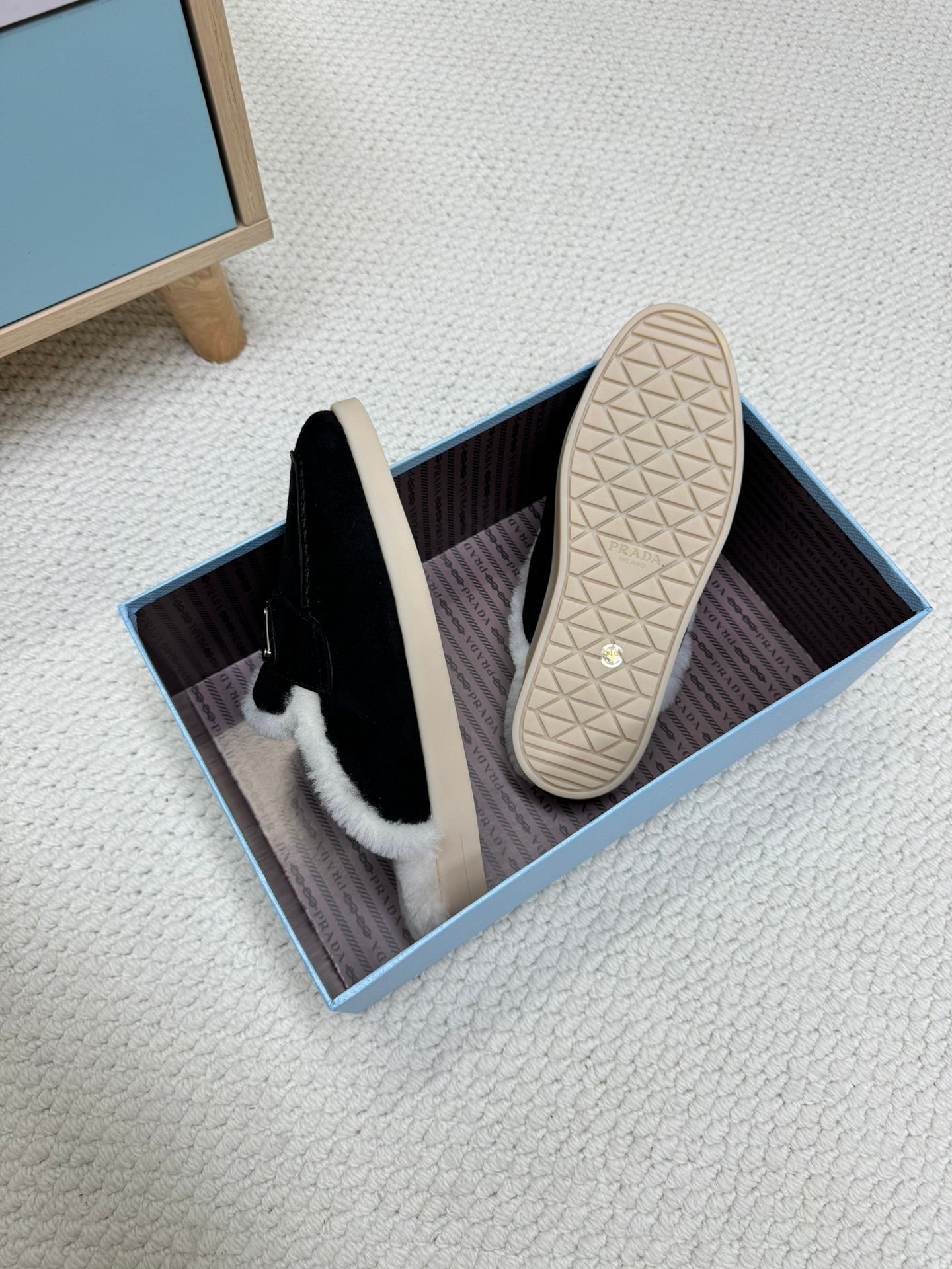 TRIANGLE LOGO FLATS IN BLACK SUEDE AND FUR LINING - 35