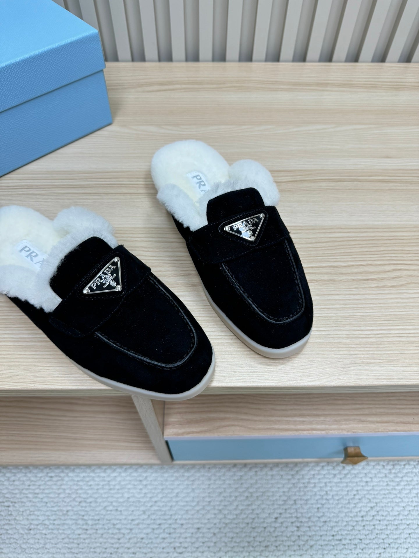 TRIANGLE LOGO FLATS IN BLACK SUEDE AND FUR LINING - 35