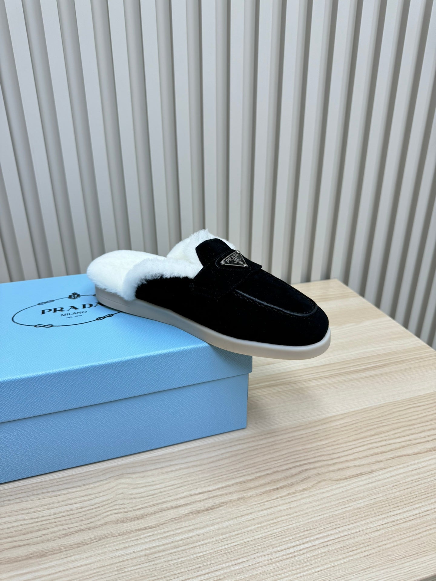TRIANGLE LOGO FLATS IN BLACK SUEDE AND FUR LINING - 35