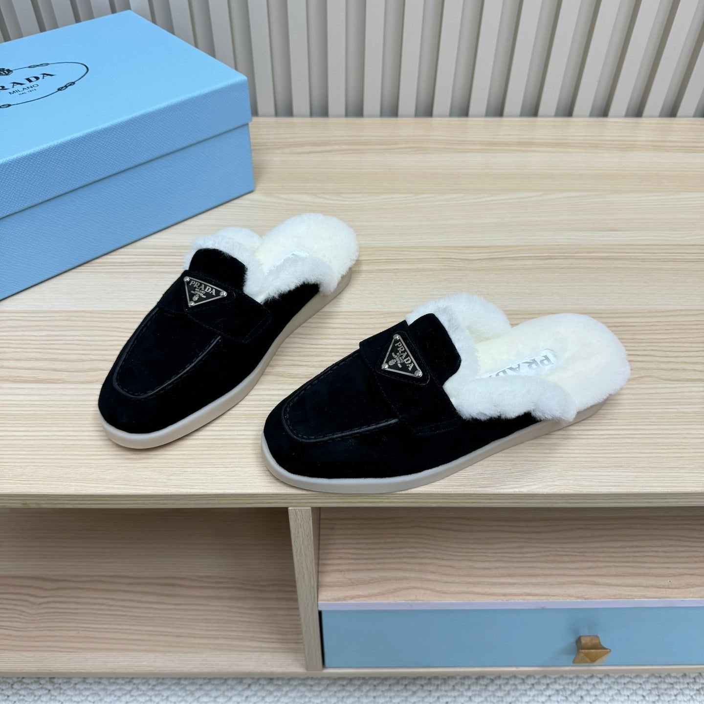 TRIANGLE LOGO FLATS IN BLACK SUEDE AND FUR LINING - 35