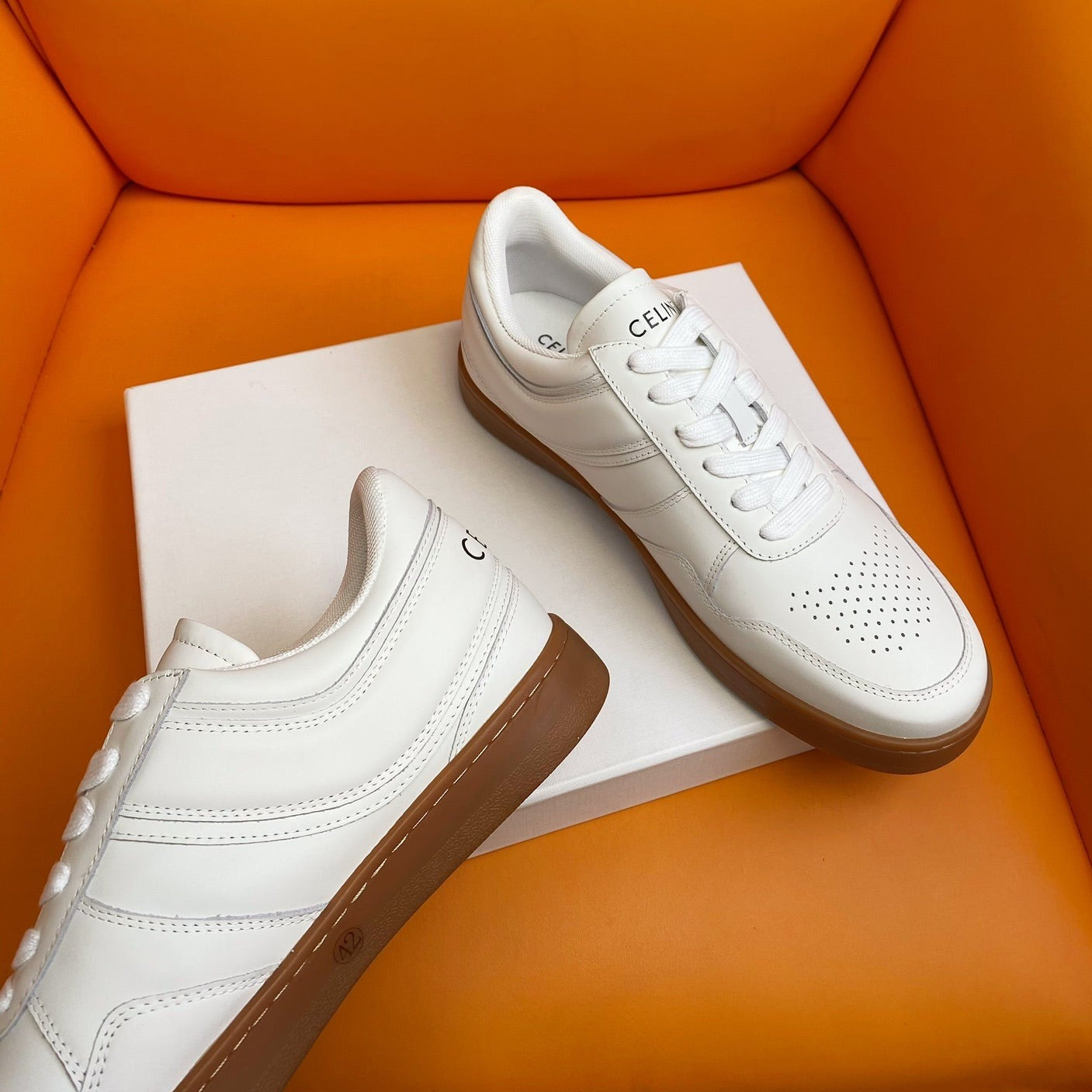 TRAINER LOW LACE-UP SNEAKER IN CALFSKIN OPTIC WHITE TAN - 35