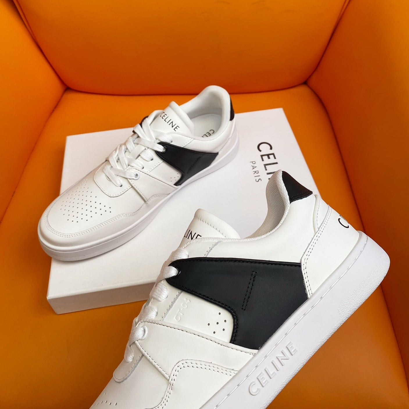 TRAINER LOW LACE-UP SNEAKER IN CALFSKIN OPTIC WHITE BLACK - 35