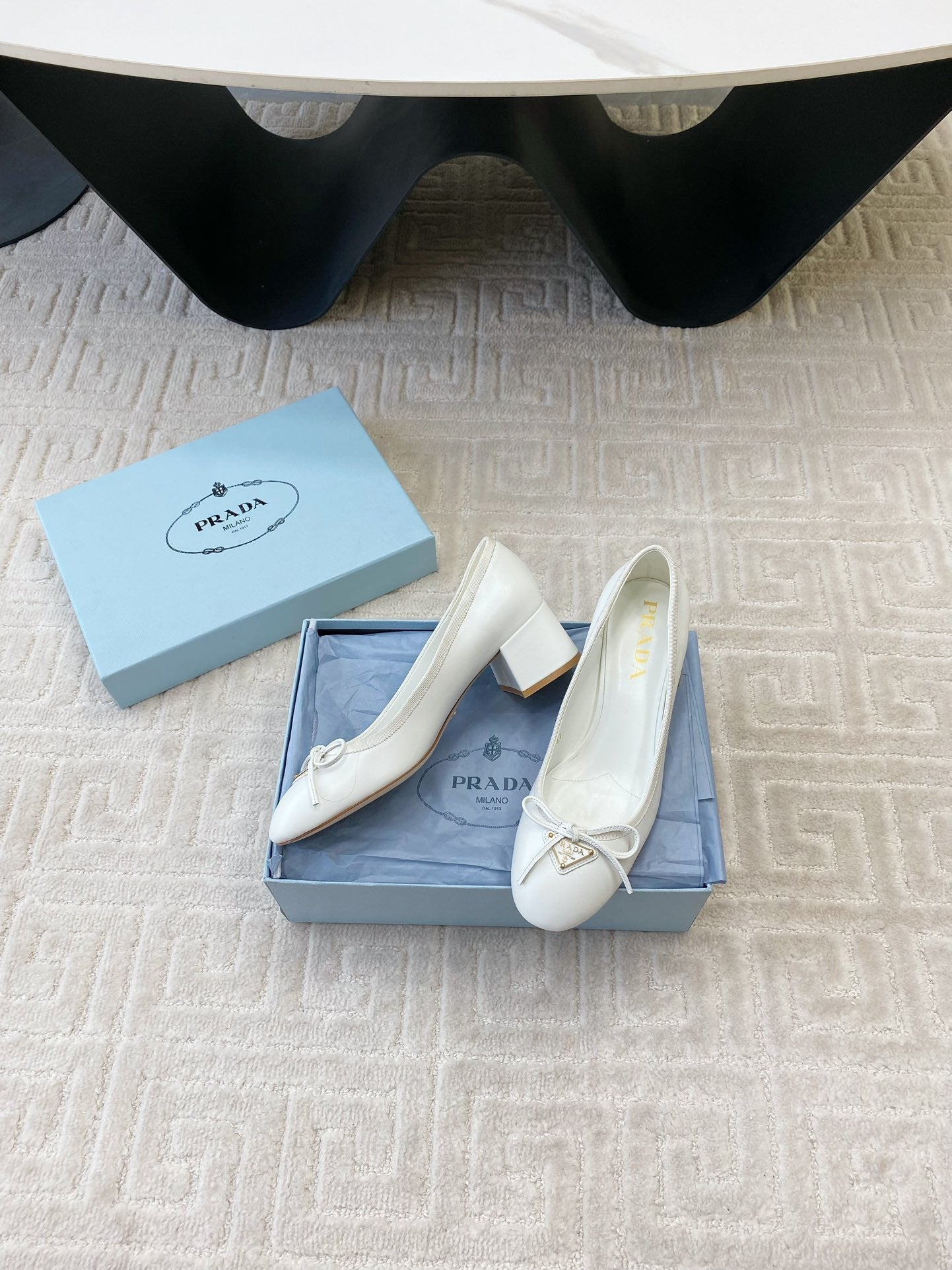 BALLERINA PUMPS WITH TRIANGLE LOGO AND BOW IN WHITE CALFSKIN - 35