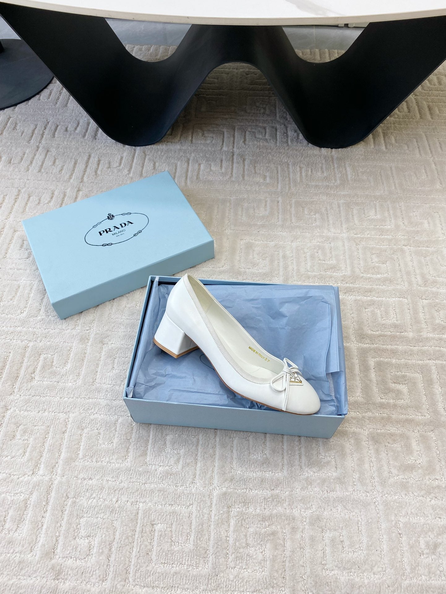 BALLERINA PUMPS WITH TRIANGLE LOGO AND BOW IN WHITE CALFSKIN - 35