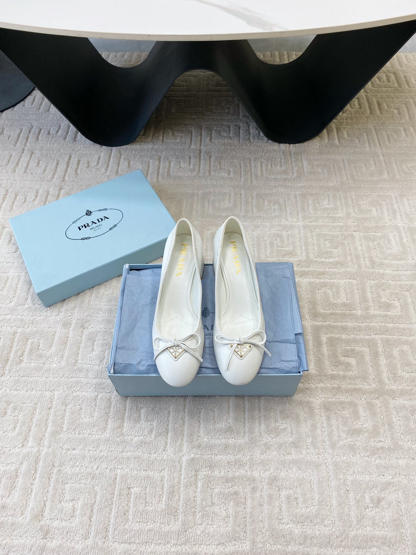 BALLERINA PUMPS WITH TRIANGLE LOGO AND BOW IN WHITE CALFSKIN - 35