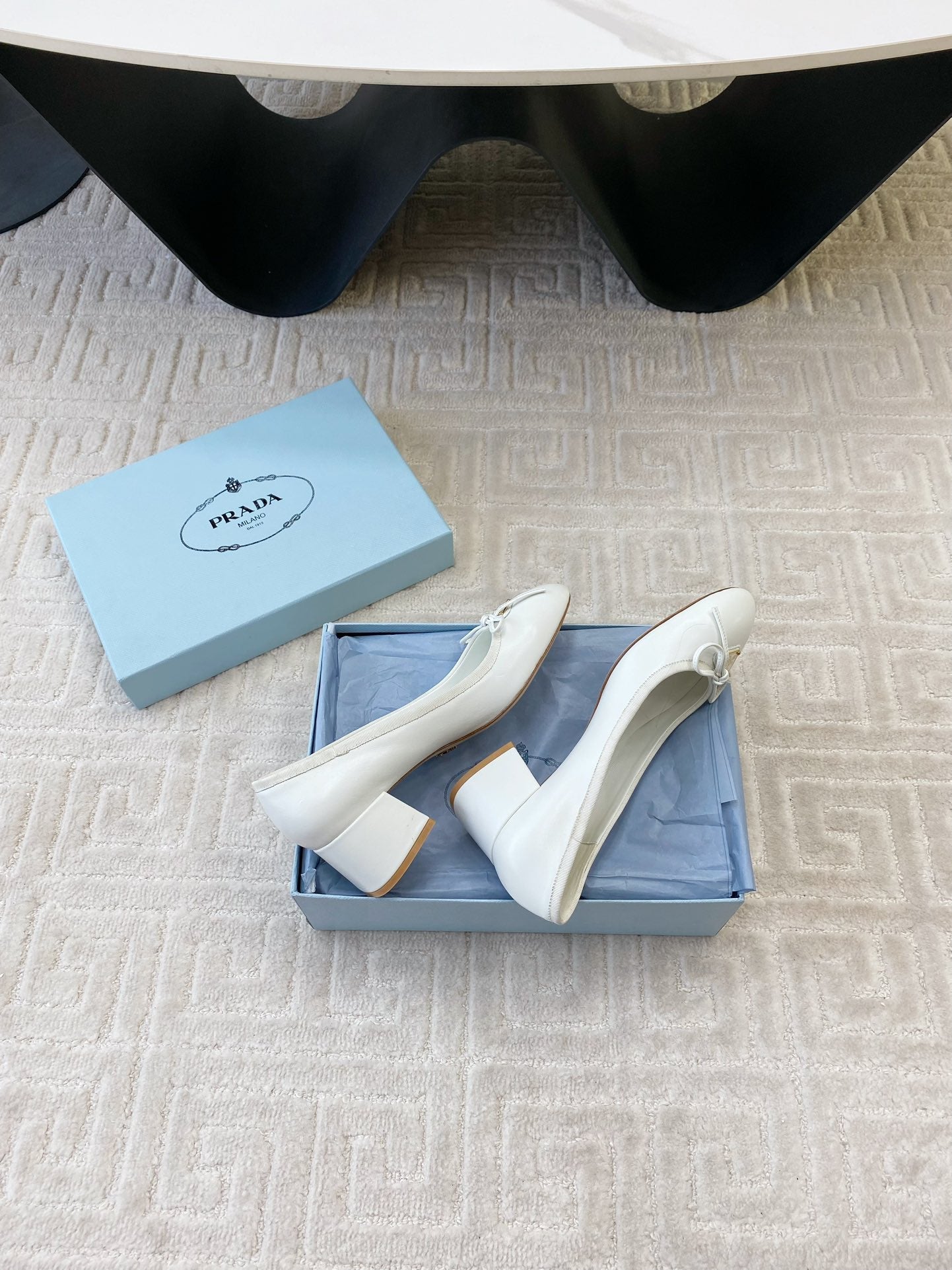 BALLERINA PUMPS WITH TRIANGLE LOGO AND BOW IN WHITE CALFSKIN - 35