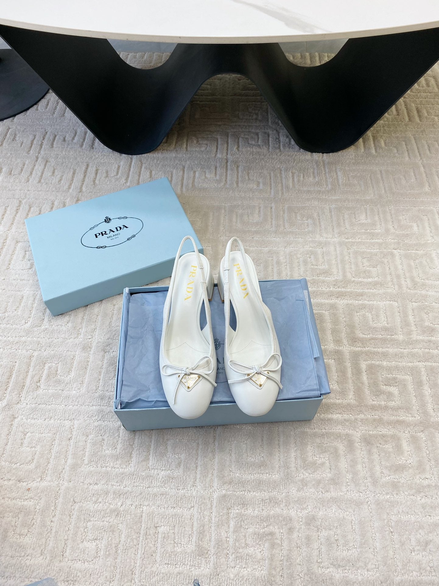 TRIANGLE LOGO SLINGBACK PUMPS WITH BOW IN WHITE CALFSKIN - 35