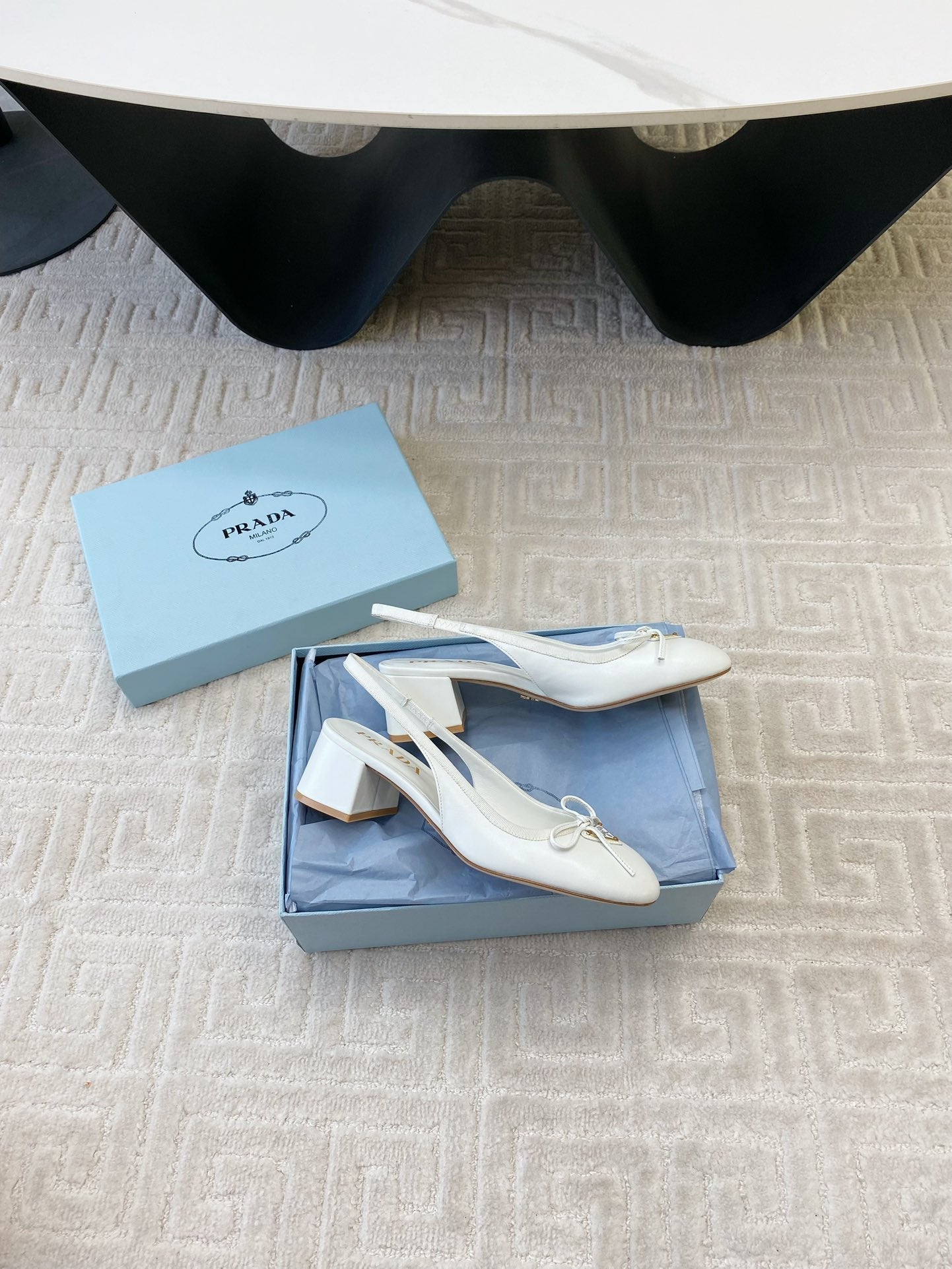 TRIANGLE LOGO SLINGBACK PUMPS WITH BOW IN WHITE CALFSKIN - 35