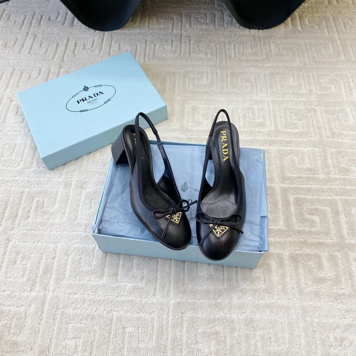 TRIANGLE LOGO SLINGBACK PUMPS WITH BOW IN BLACK CALFSKIN - 35