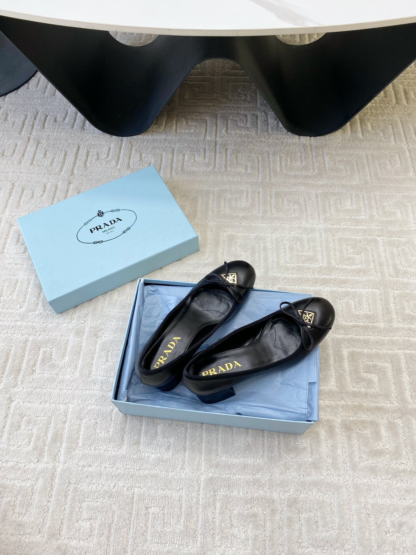 BALLERINA PUMPS WITH TRIANGLE LOGO AND BOW IN BLACK CALFSKIN - 35