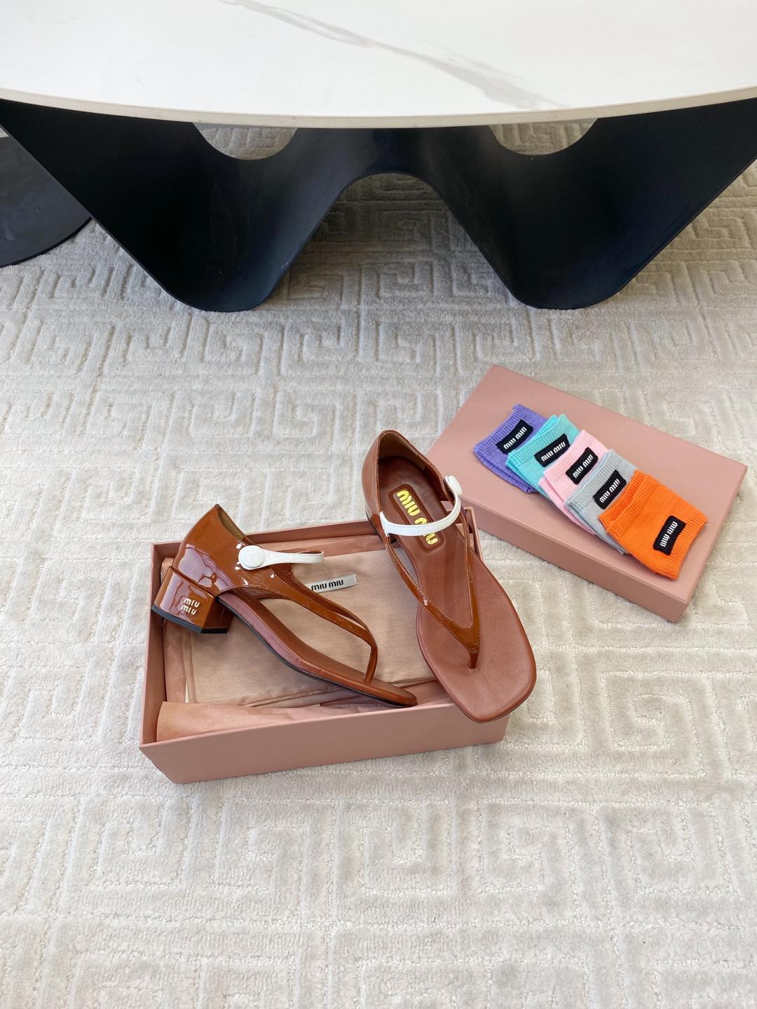 HIGH HEEL THONG SANDALS IN SMOKY UMBER GLOSSY SHEEPSKIN - 35