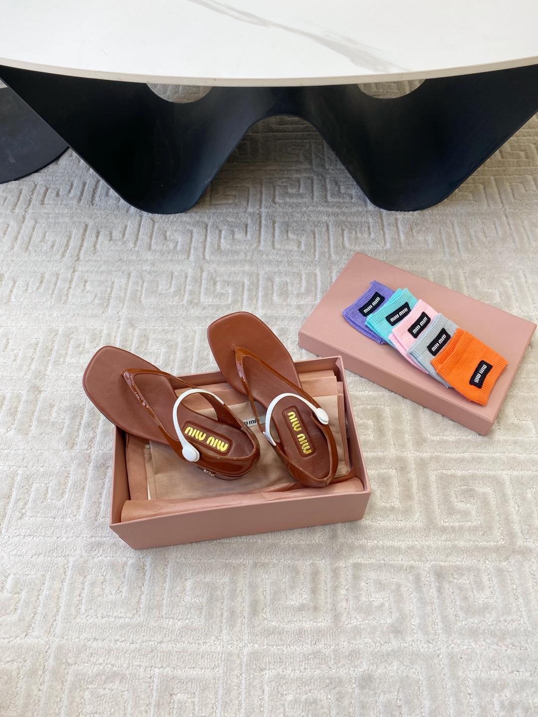 HIGH HEEL THONG SANDALS IN SMOKY UMBER GLOSSY SHEEPSKIN - 35