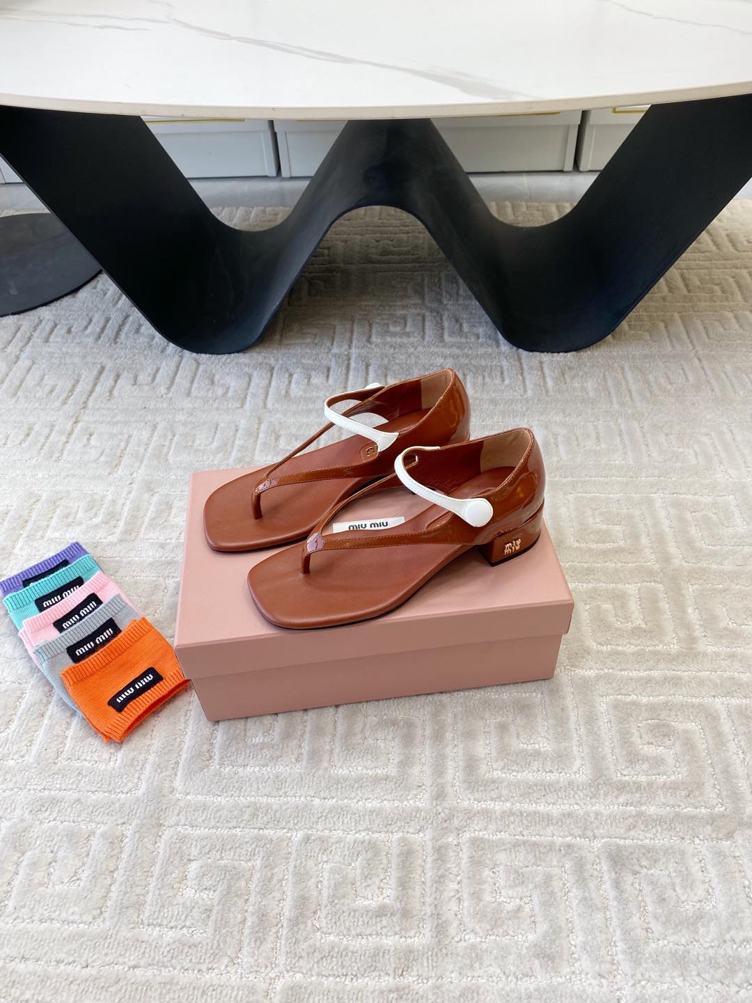 HIGH HEEL THONG SANDALS IN SMOKY UMBER GLOSSY SHEEPSKIN - 35
