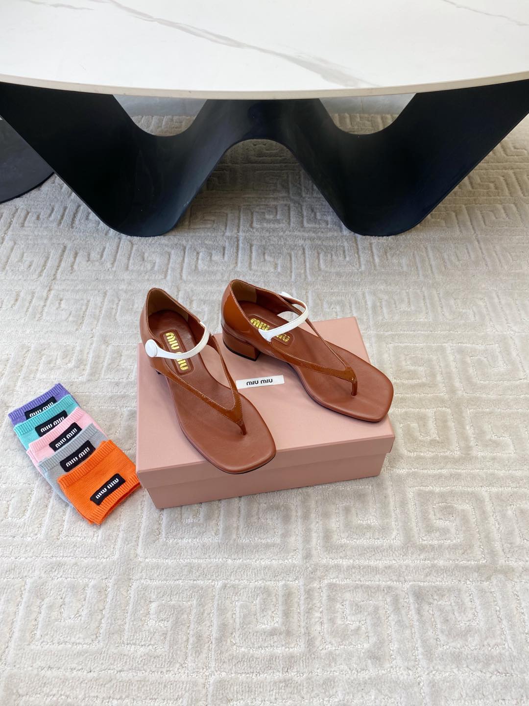 HIGH HEEL THONG SANDALS IN SMOKY UMBER GLOSSY SHEEPSKIN - 35