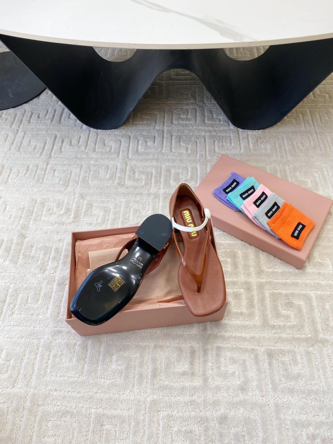 HIGH HEEL THONG SANDALS IN SMOKY UMBER GLOSSY SHEEPSKIN - 35