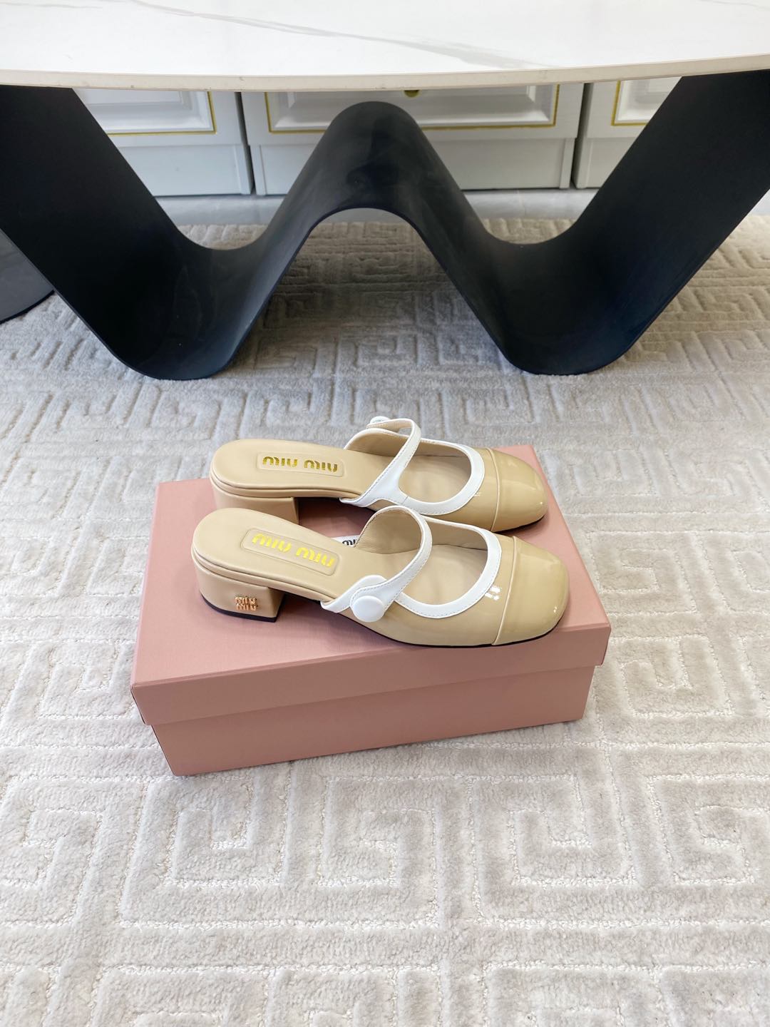 MARY JANE MULE PUMPS IN BEIGE GLOSSY SHEEPSKIN - 35