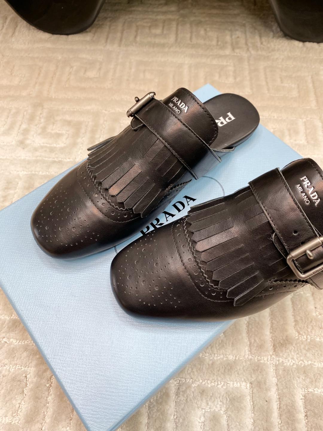 TASSEL MULES IN BLACK LAMBSKIN - 35