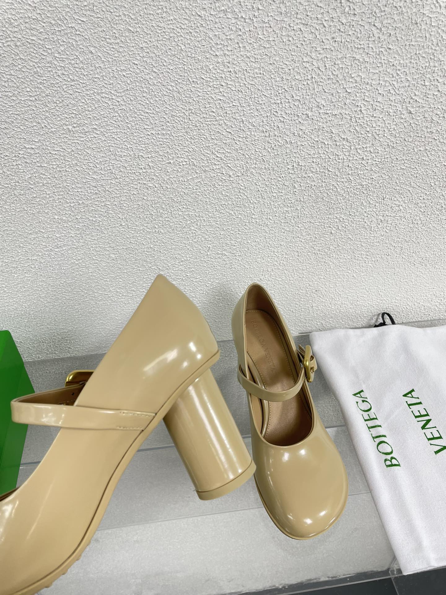 ATOMIC MARY-JANE PUMP 9 CM IN BISQUE BEIGE CALFSKIN - 34