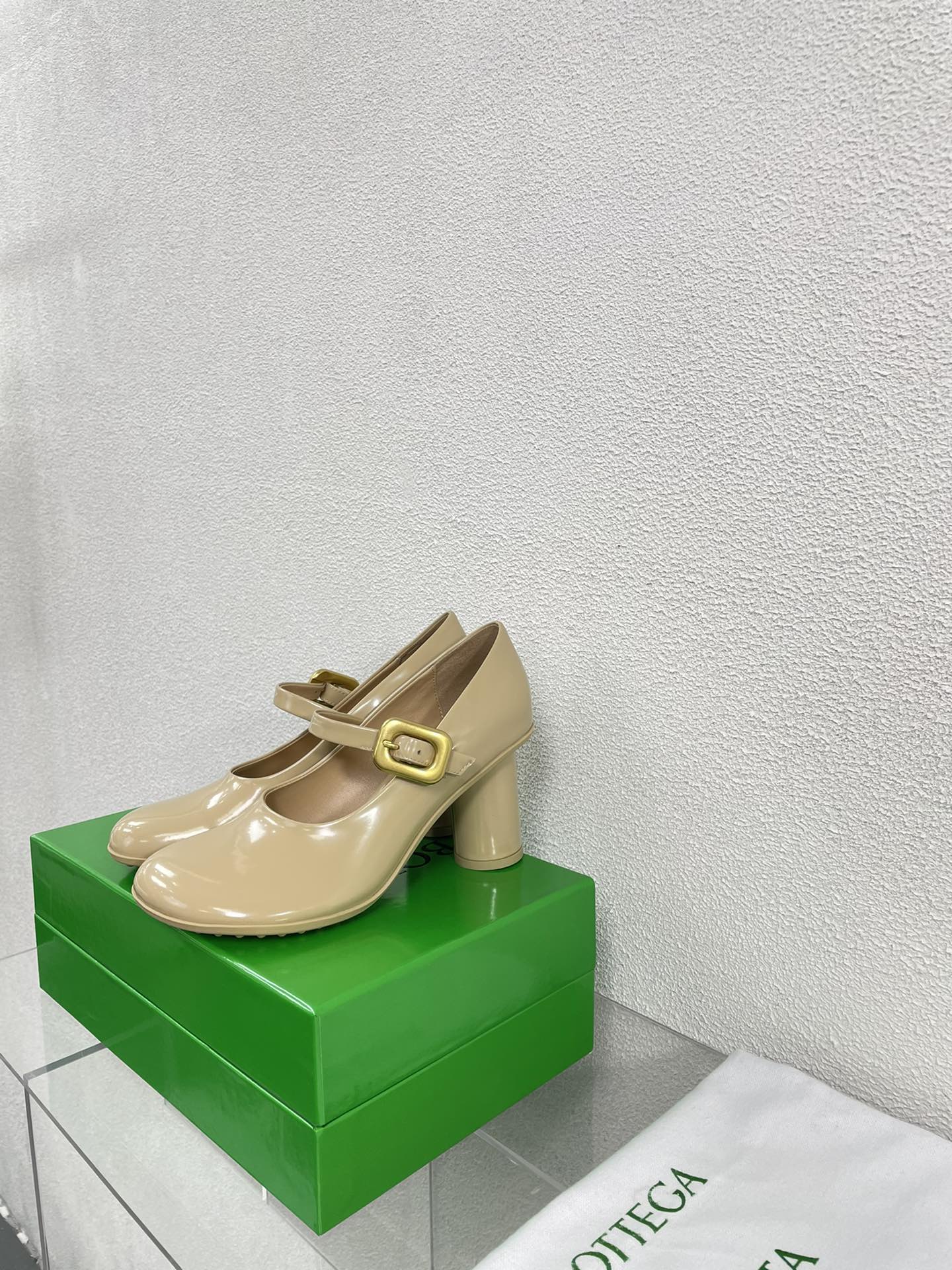 ATOMIC MARY-JANE PUMP 9 CM IN BISQUE BEIGE CALFSKIN - 34