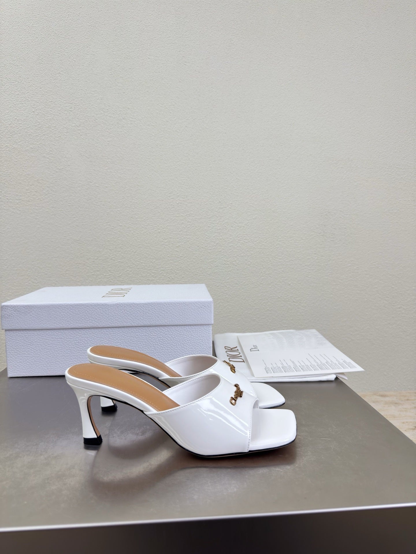 DIOR 26S KITTEN HEEL MULE SANDALS IN WHITE PATENT CALFSKIN WITH LOGO