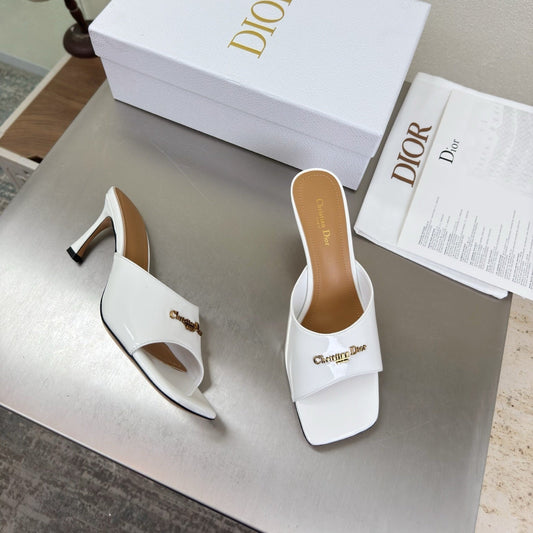 Босоніжки-мюлі DIOR 26S KITTEN HEEL НА НИЗЬКИХ ПІДБОРАХ З БІЛОЇ ЛАКОВАНОЇ ТЕЛЯЧОЇ ШКІРИ З ЛОГОТИПОМ
