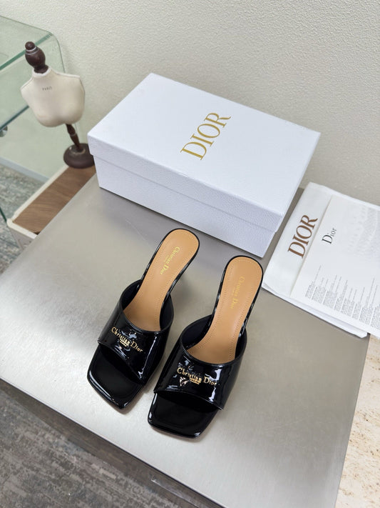 БОСОНІЖКИ DIOR 26S KITTEN HEEL МЮЛІ З ЧОРНОЇ ЛАКОВАНОЇ ТЕЛЯЧОЇ ШКІРИ З ЛОГОТИПОМ