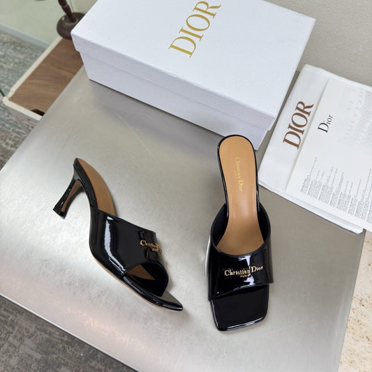 БОСОНІЖКИ DIOR 26S KITTEN HEEL МЮЛІ З ЧОРНОЇ ЛАКОВАНОЇ ТЕЛЯЧОЇ ШКІРИ З ЛОГОТИПОМ