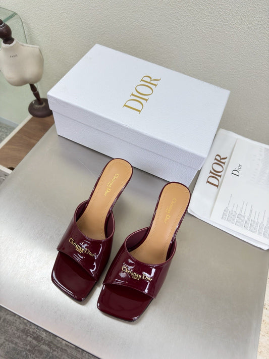 БОСОНІЖКИ DIOR 26S KITTEN HEEL МЮЛІ З БОРДОВОЇ ЧЕРВОНОЇ ЛАКОВАНОЇ ТЕЛЯЧОЇ ШКІРИ З ЛОГОТИПОМ