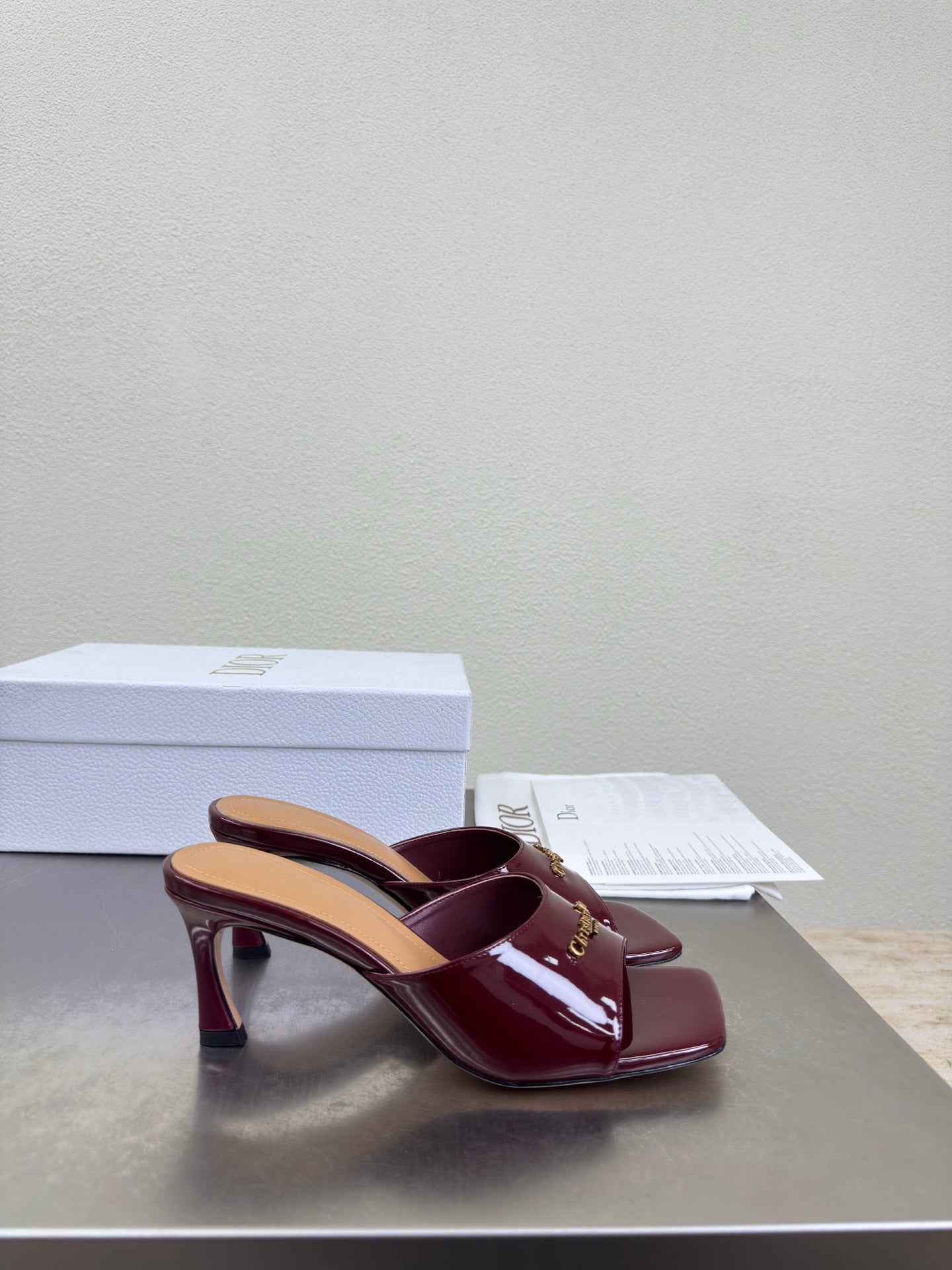 DIOR 26S KITTEN HEEL MULE SANDALS IN BURGUNDY RED PATENT CALFSKIN WITH LOGO