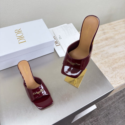 БОСОНІЖКИ DIOR 26S KITTEN HEEL МЮЛІ З БОРДОВОЇ ЧЕРВОНОЇ ЛАКОВАНОЇ ТЕЛЯЧОЇ ШКІРИ З ЛОГОТИПОМ
