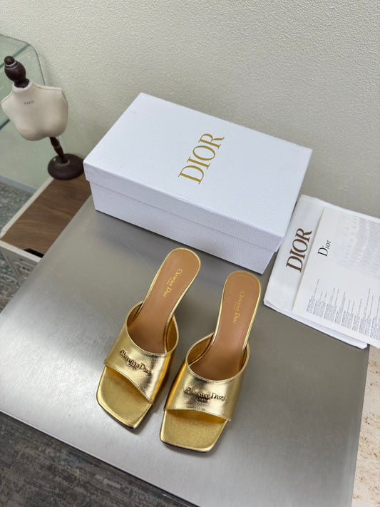 Босоніжки-мюлі DIOR 26S KITTEN HEEL ІЗ ЗОЛОТОЇ ТЕЛЯЧОЇ ШКІРИ З ЛОГОТИПОМ