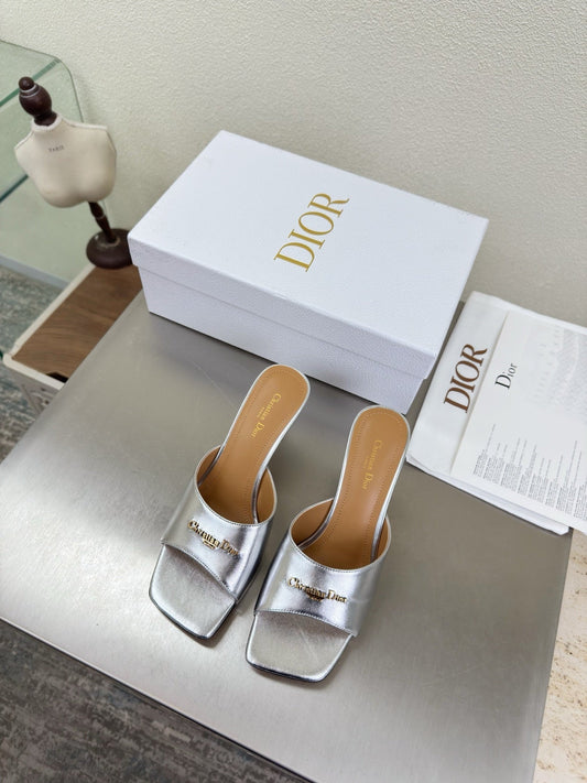 ЖІНОЧІ БОСОНІЖКИ DIOR 26S KITTEN HEEL MULE НА НИЗЬКИХ ПІДБОРАХ ЗІ СРІБНОЇ ТЕЛЯЧОЇ ШКІРИ З ЛОГОТИПОМ