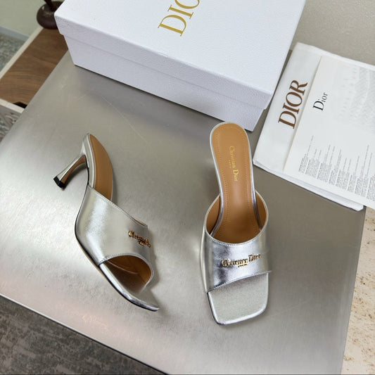 ЖІНОЧІ БОСОНІЖКИ DIOR 26S KITTEN HEEL MULE НА НИЗЬКИХ ПІДБОРАХ ЗІ СРІБНОЇ ТЕЛЯЧОЇ ШКІРИ З ЛОГОТИПОМ