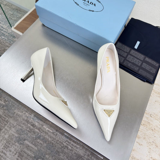 Туфлі-човники PRADA 26S З ЗАГОСТРЕНИМ НОСКОМ 75 ММ З БІЛОЇ ЛАКОВАНОЇ ТЕЛЯЧОЇ ШКІРИ