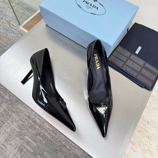 ТУФЛІ-ЧОВНИКИ PRADA 26S З ЗАГОСТРЕНИМ НОСОМ, 75 ММ, З ЧОРНОЇ ЛАКОВАНОЇ ТЕЛЯЧОЇ ШКІРИ