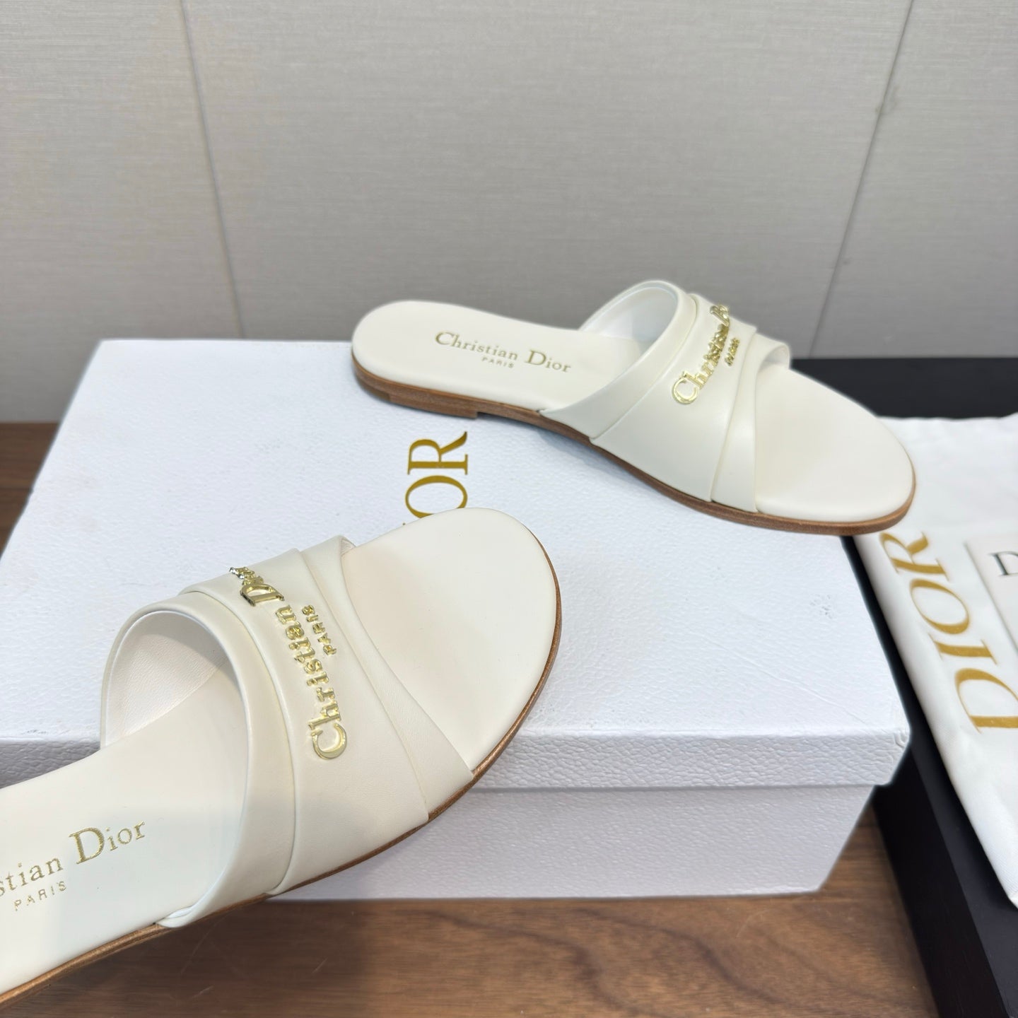 DIOR SANDAL 25S IN WHITE LAMBSKIN WITH GOLD HARDWARE - 35