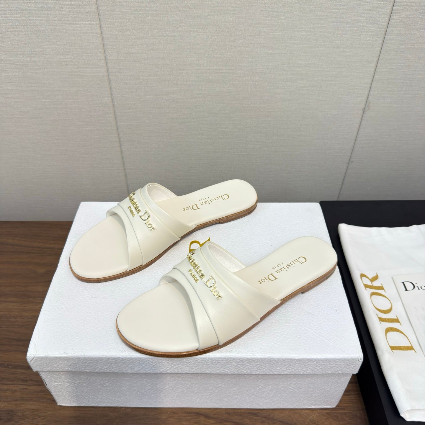 DIOR SANDAL 25S IN WHITE LAMBSKIN WITH GOLD HARDWARE - 35