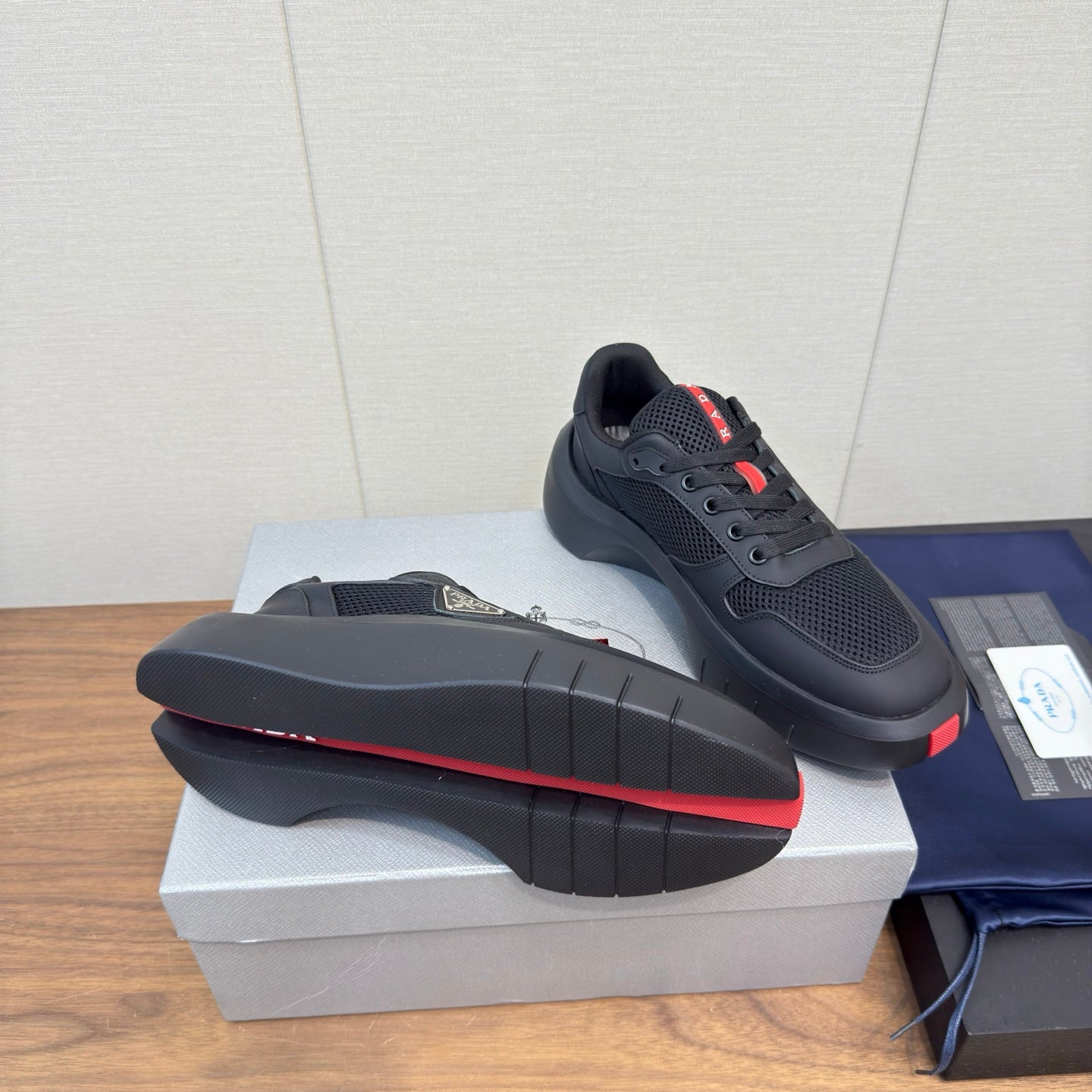 PRADA 25S SPORTY STYLE MEN SNEAKERS LOGO 45MM IN BLACK AND RED CALFSKIN - 35